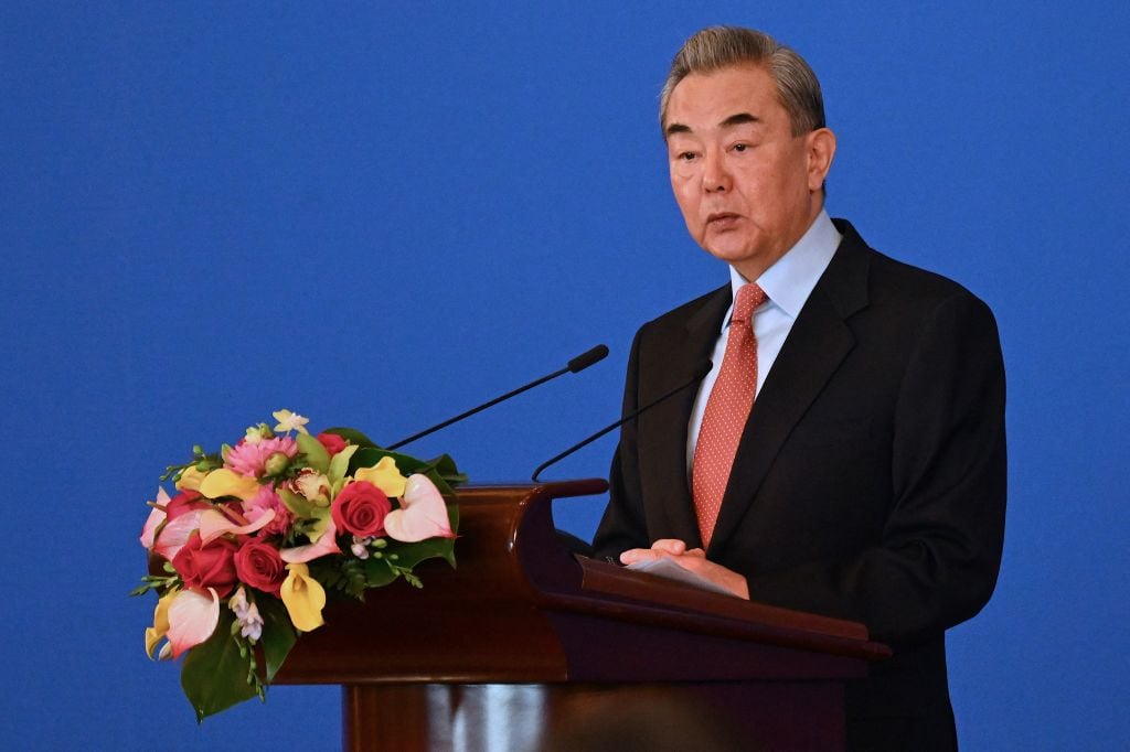 El ministro de relaciones exteriores de China, Wang Yi, habla sobre temas internacionales en un simposio desarrollado en Pekín