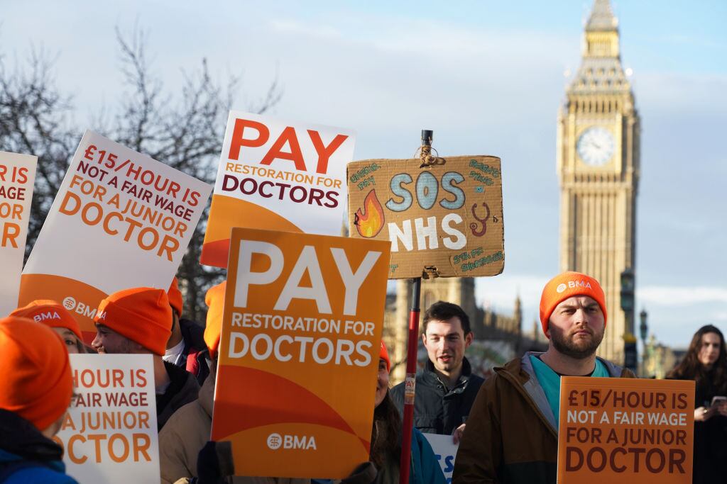 A las afueras del Hospital Saint Thomas en Londres se manifiestan los "Junior Doctors" en el inicio de su huelga de seis días en el Reino Unido.