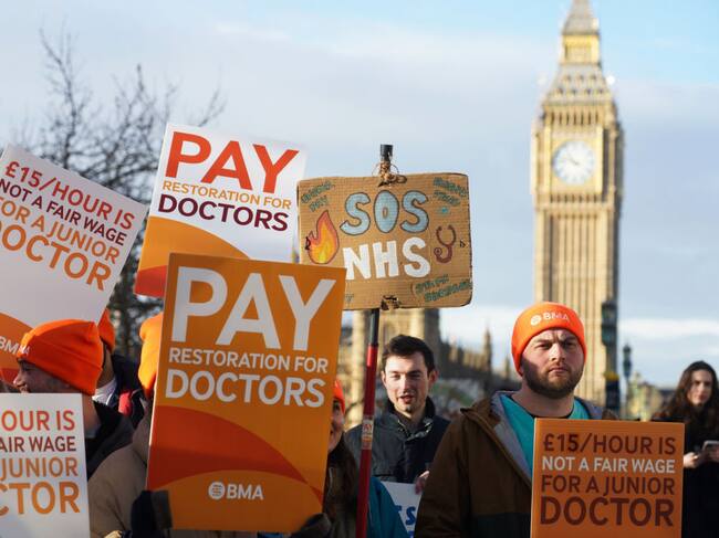 A las afueras del Hospital Saint Thomas en Londres se manifiestan los "Junior Doctors" en el inicio de su huelga de seis días en el Reino Unido.