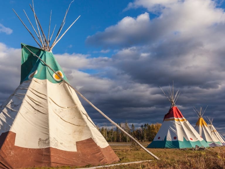 Comunidad indígena halla 171 posibles tumbas de niños aborígenes en antigua escuela de Canadá