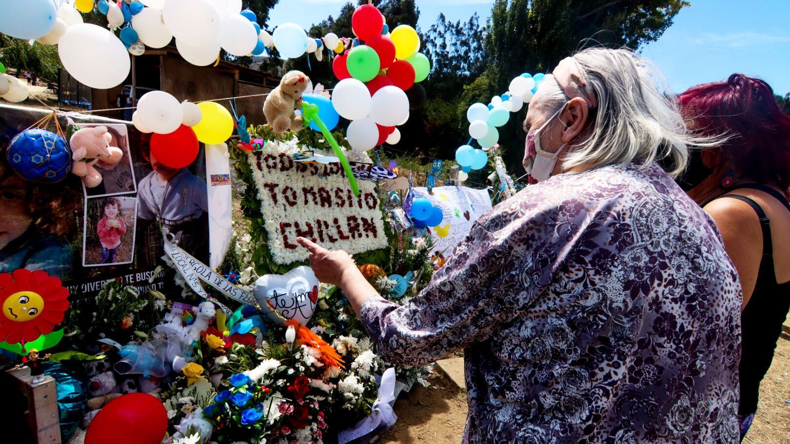25 DE MARZO DE 2021/LEBUVecinos dejan ofrendas florales y globos en el frontis de la casa de Tomas Bravo, niño de 3 años que apareció muerto tras nueve dias desaparecido.
FOTO: CAMILO CASTRO SANHUEZA/AGENCIAUNO