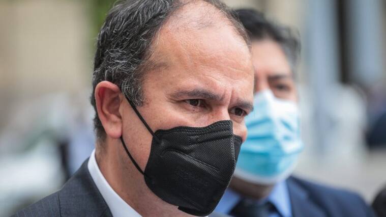 14 de Octubre del 2021/SANTIAGOEl Gobernador Regional del Biobío, Rodrigo Díaz llega a la oficina de partes de la moneda, para entregar una carta y manifestarle al Presidente Sebastián Piñera su molestia y preocupación por la declaración del Estado de Excepción Constitucional de Emergencia que no fue consultada a las autoridades y representantes regionales y locales, generando un clima de incertidumbre entre las y los habitantes.
FOTO: SEBASTIAN BELTRAN GAETE/AGENCIAUNO