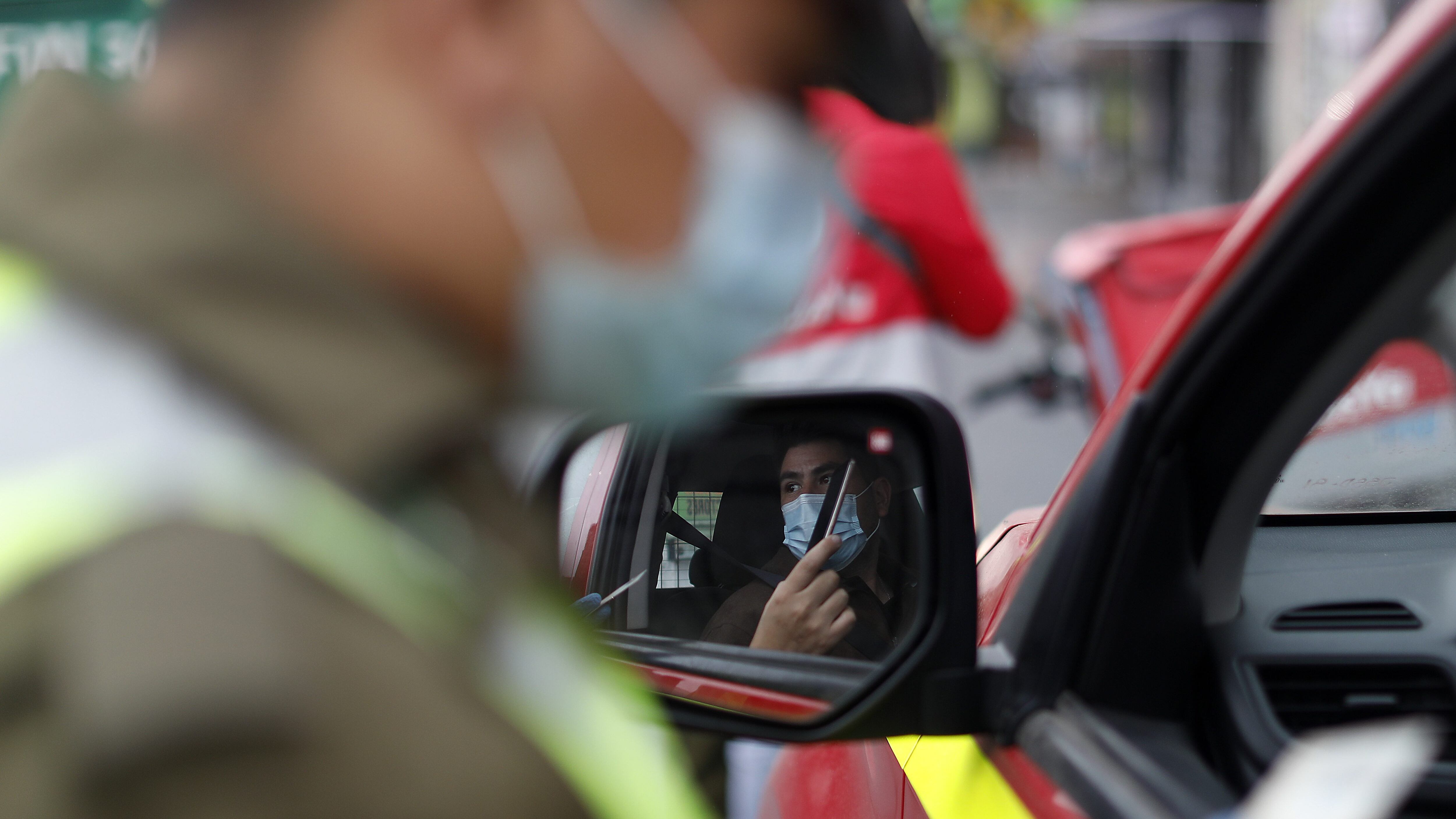 18 de Marzo de 2021/SANTIAGO Un carabinero realiza una fiscalización en una de las Nueve comunas de la región metropolitana que retroceden a cuarentena, las cuales vuelven a tener contoles para su ingreso.
FOTO: CRISTÓBAL ESCOBAR/AGENCIAUNO