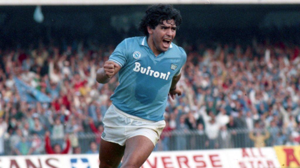 NAPLES, ITALY - OCTOBER 19: Diego Maradona of Napoli celebrates scoring his side's second goal from the penalty spot during the Serie A match between Napoli and Atalanta at the Stadio San Paolo on October 19, 1986 in Naples, Italy. (Photo by Etsuo Hara/Getty Images)