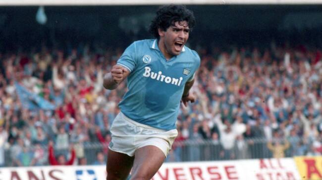 NAPLES, ITALY - OCTOBER 19: Diego Maradona of Napoli celebrates scoring his side's second goal from the penalty spot during the Serie A match between Napoli and Atalanta at the Stadio San Paolo on October 19, 1986 in Naples, Italy. (Photo by Etsuo Hara/Getty Images)