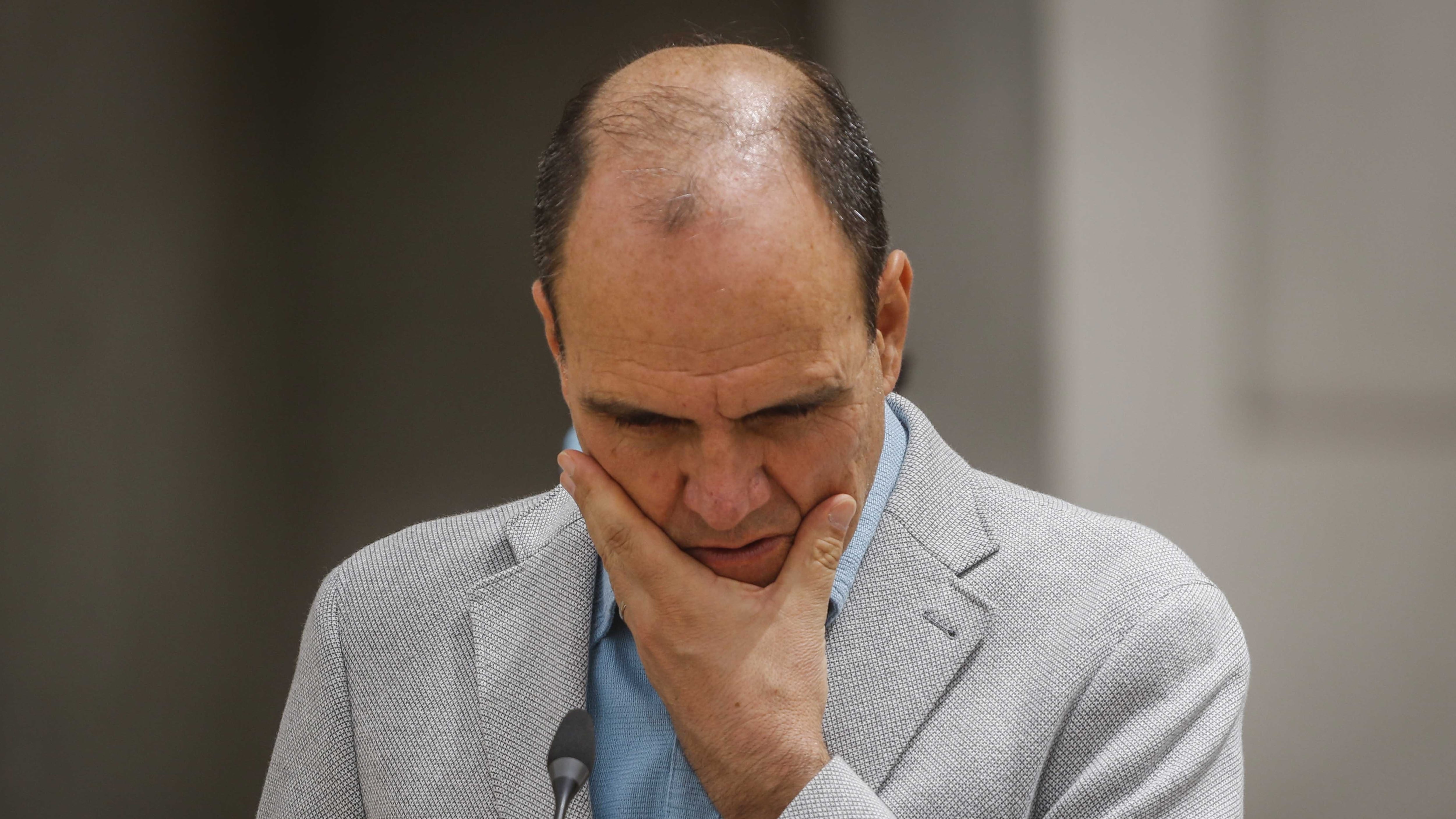 2 de enero del 2021/SANTIAGOEl ministro de la secretaría general de la Presidencia, Cristián Monckeberg, se toma la cara, durante el balance legislativo 2020 del Gobierno, así como de las prioridades legislativas para el mes de enero, en el patio de Los naranjos del Palacio de La Moneda.
FOTO: SEBASTIAN BELTRAN GAETE/AGENCIAUNO