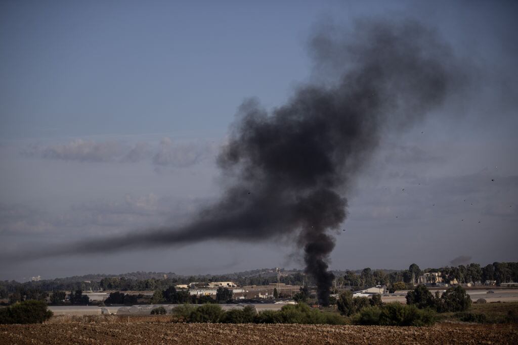 El humo se levanta sobre Ascalón en Israel tras el ataque desde Gaza