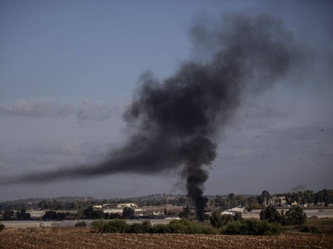 El humo se levanta sobre Ascalón en Israel tras el ataque desde Gaza