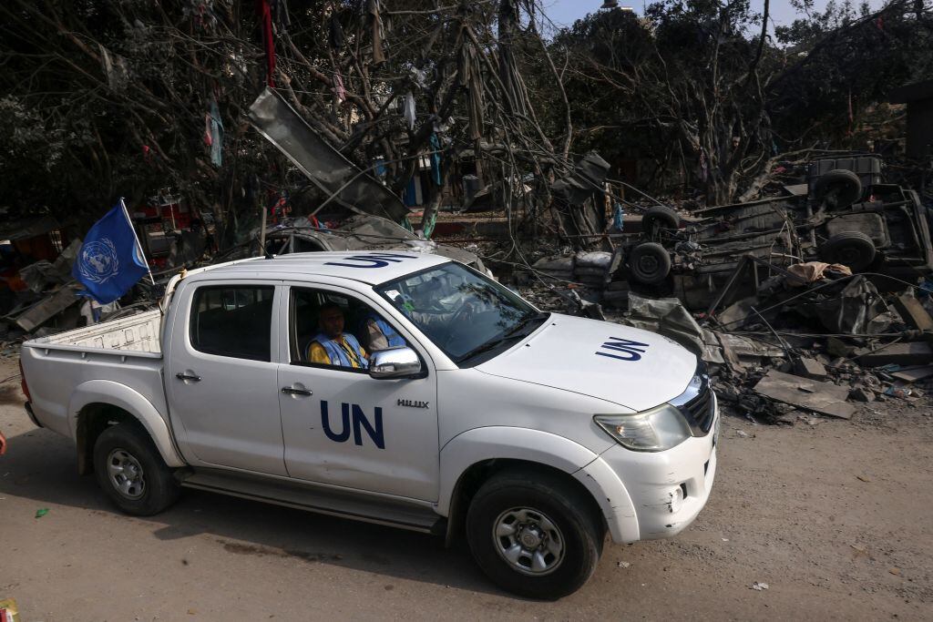 Un vehículo de la ONU avanza en medio de la destrucción en Gaza