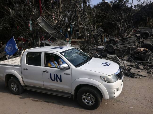 Un vehículo de la ONU avanza en medio de la destrucción en Gaza