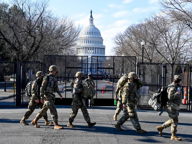 Militares caminan por las calles de la capital de EEUU