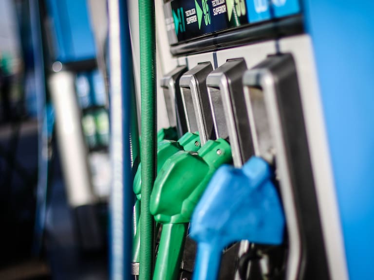 Precio de los combustibles tendrá contundente caída: bencinas bajarán hasta $25 por litro