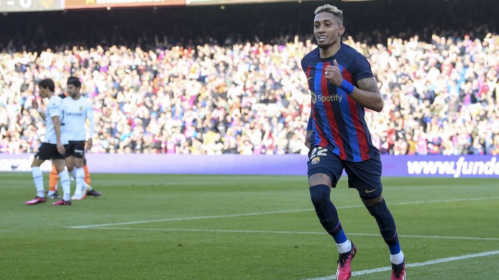 Barcelona sufre para derrotar a Valencia y afianza su liderato en La Liga Española