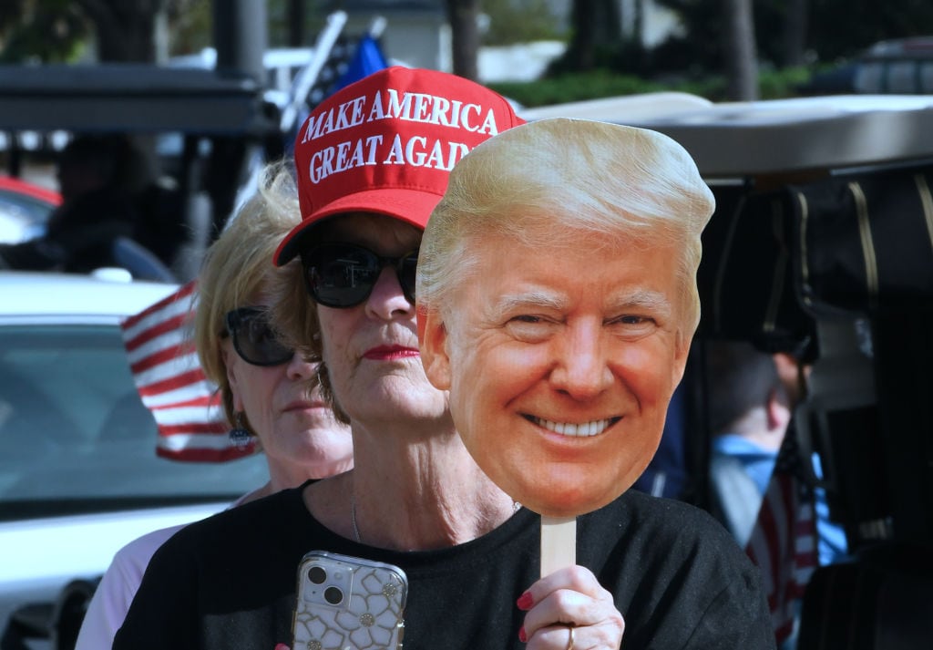 Seguidores de Donald Trump llegan hasta el campo de golf en el que juega el mandatario electo en el estado de Florida en Estados Unidos
