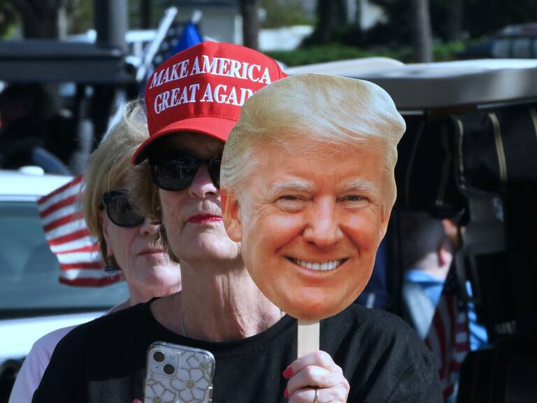Seguidores de Donald Trump llegan hasta el campo de golf en el que juega el mandatario electo en el estado de Florida en Estados Unidos