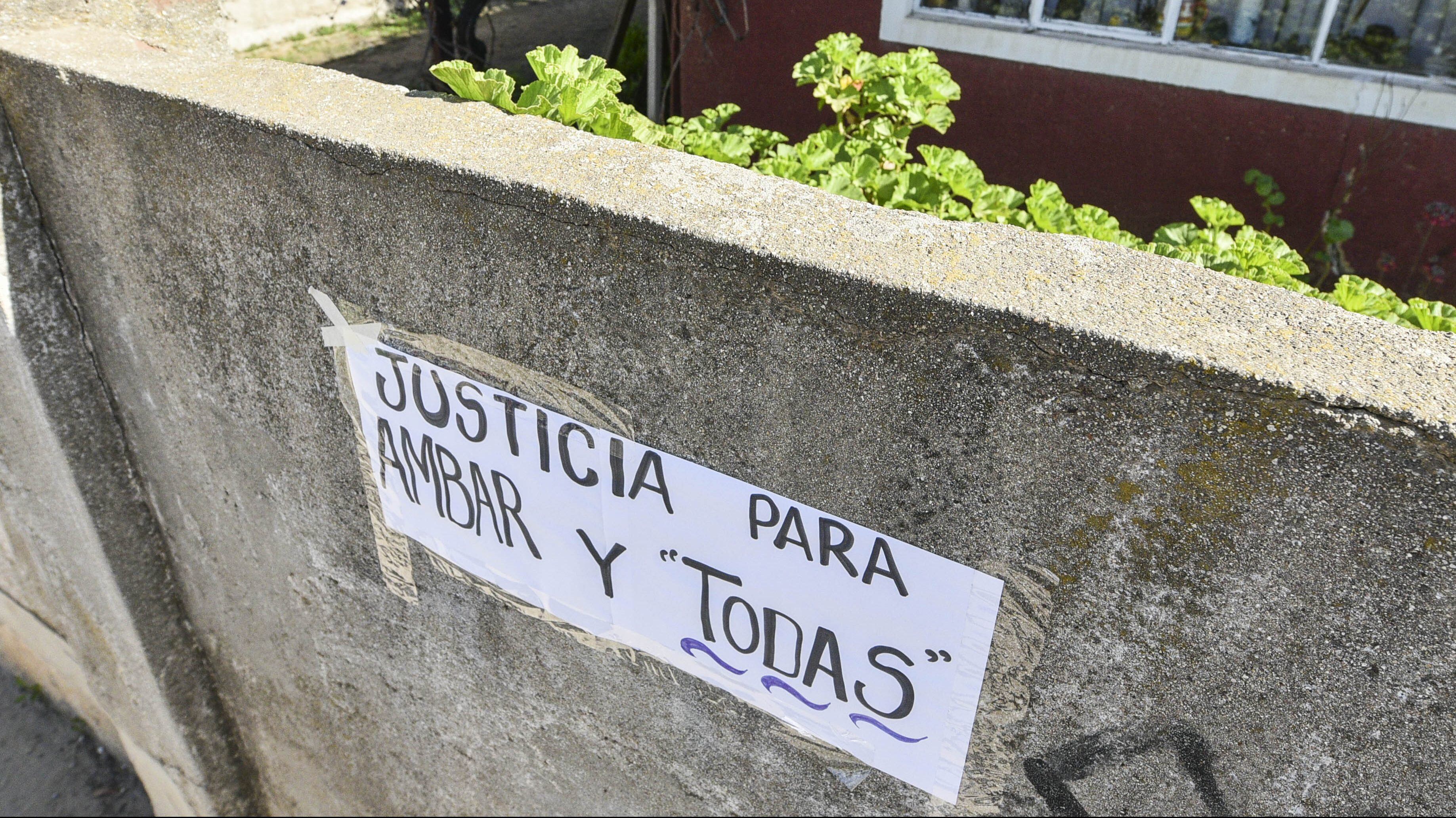 Vecinos funaron a mamá de Ámbar Cornejo sacando las cosas de la casa que compartía con el presunto homicida en Limache