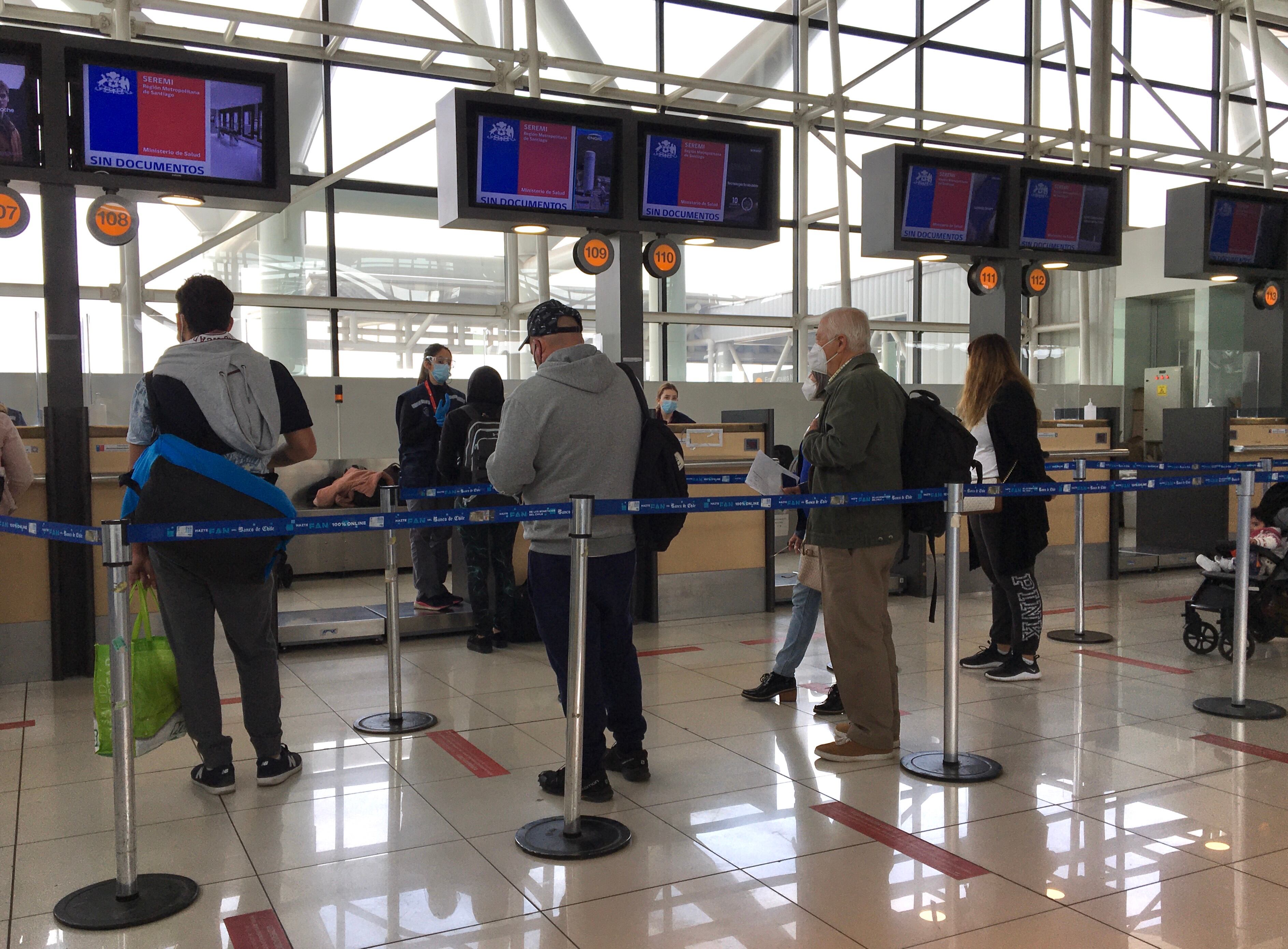 El Aeropuerto de Santiago durante la jornada de este domingo. Foto: Agencia Uno