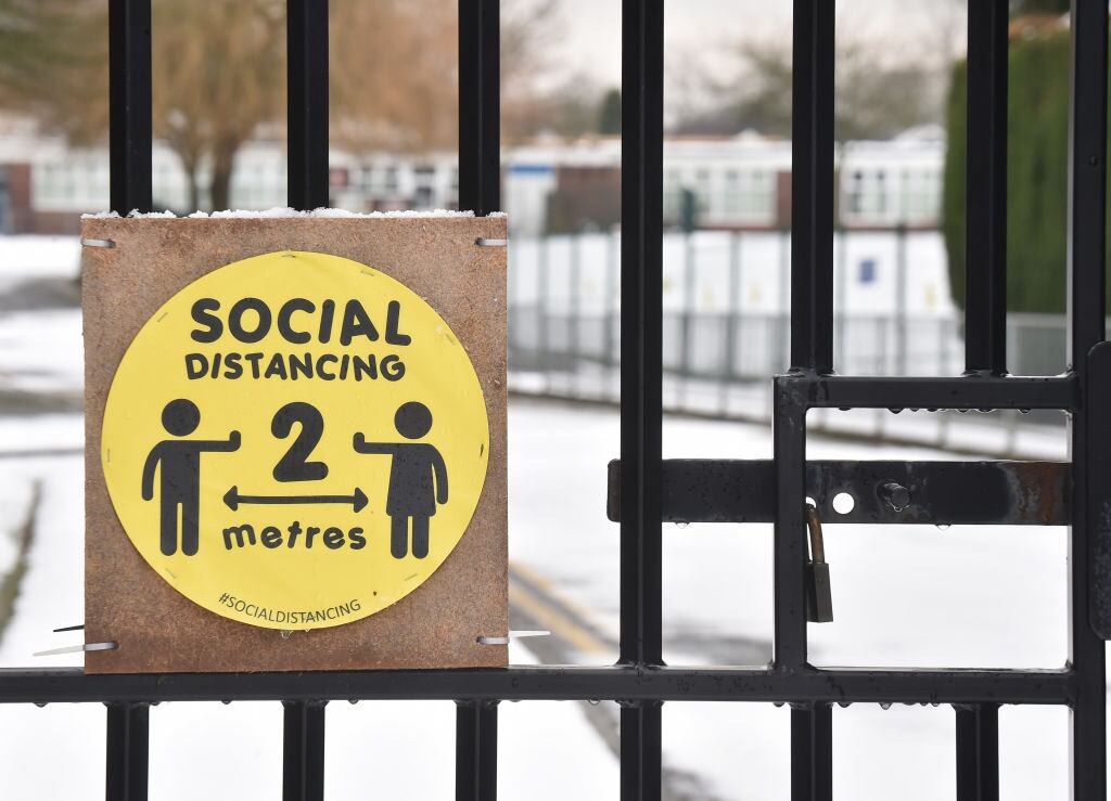 Aviso para que los niños mantengan la distancia social en los colegios