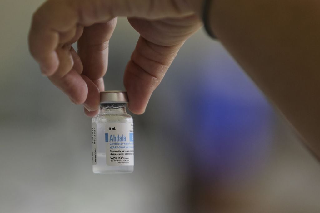 Trabajador de la salud manipula una dosis de la vacuna anticovid Abdala