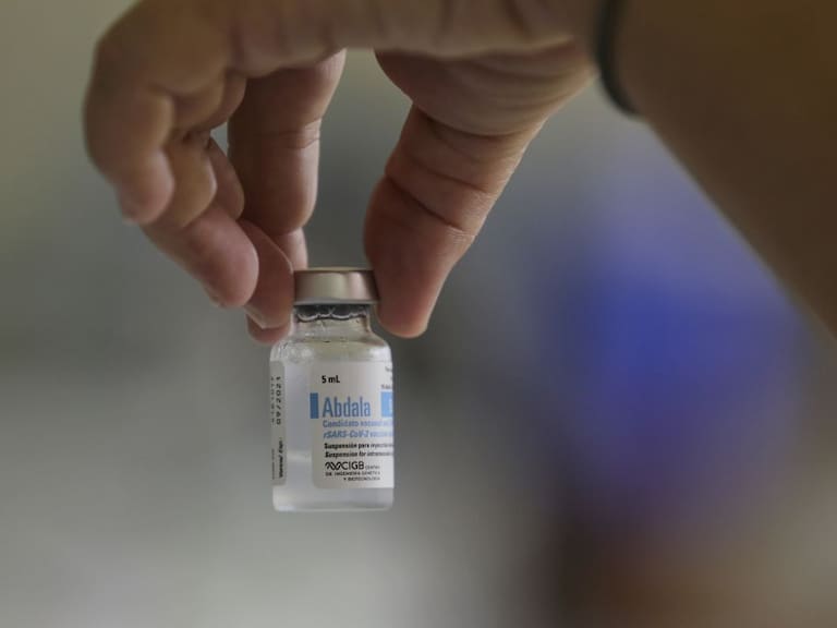 Trabajador de la salud manipula una dosis de la vacuna anticovid Abdala