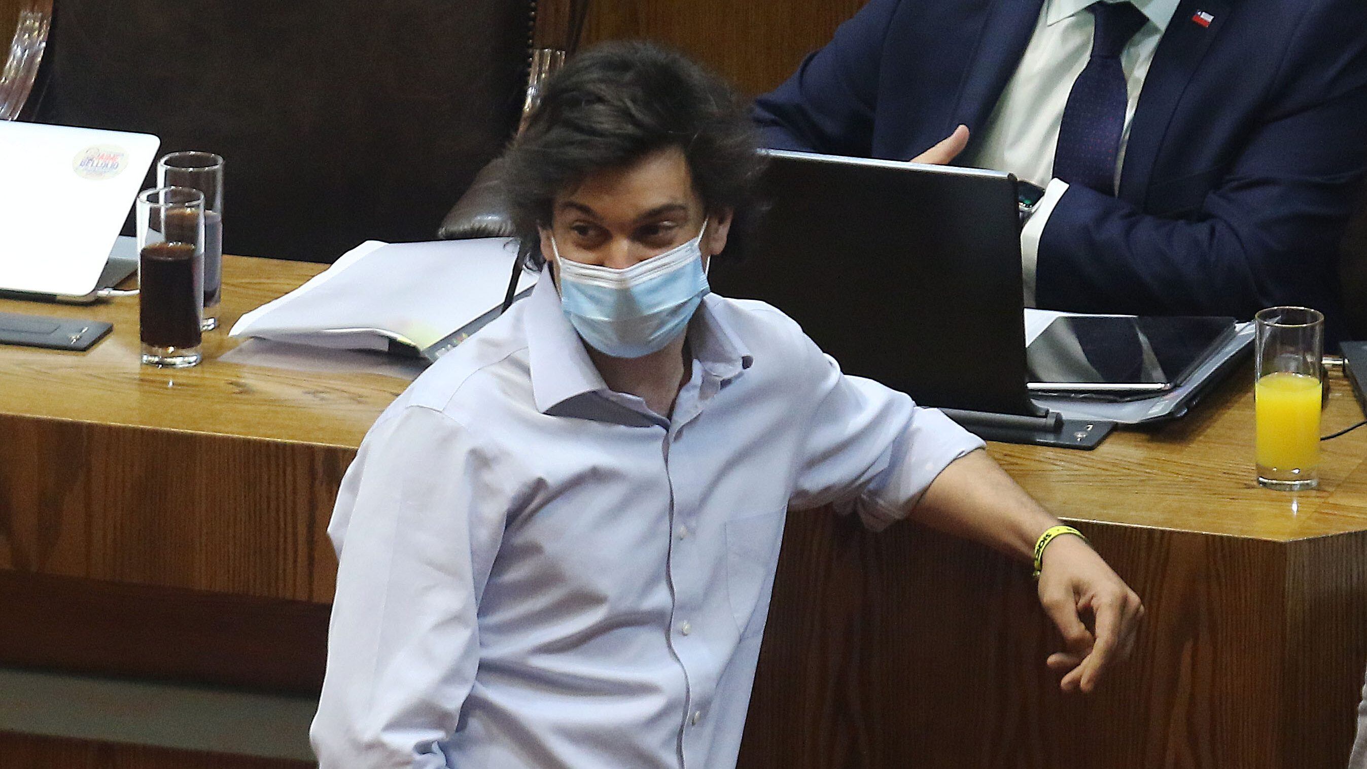 08 DE NOVIEMBRE DE 2021/VALPARAISOLos diputados Sebastián Torrealba (i), Jorge Alessandri (d) y el subsecretario Maximo Pavez (c), durante la Sesión Especial de la Cámara de Diputados, que revisa el fondo de la acusación constitucional en contra del Presidente Sebastián Piñera, a causa de los Pandora Papers.
FOTO: LEONARDO RUBILAR CHANDIA/AGENCIAUNO