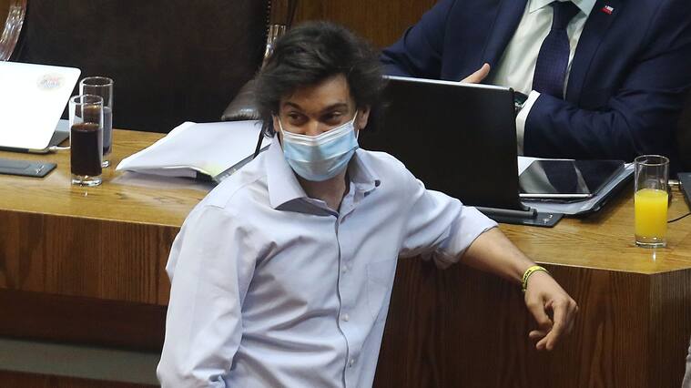 08 DE NOVIEMBRE DE 2021/VALPARAISOLos diputados Sebastián Torrealba (i), Jorge Alessandri (d) y el subsecretario Maximo Pavez (c), durante la Sesión Especial de la Cámara de Diputados, que revisa el fondo de la acusación constitucional en contra del Presidente Sebastián Piñera, a causa de los Pandora Papers.
FOTO: LEONARDO RUBILAR CHANDIA/AGENCIAUNO