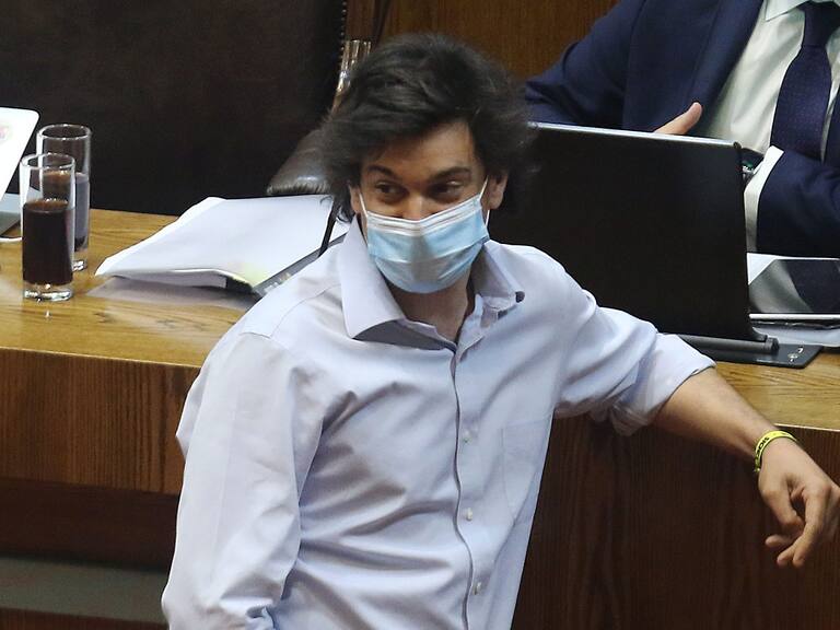 08 DE NOVIEMBRE DE 2021/VALPARAISOLos diputados Sebastián Torrealba (i), Jorge Alessandri (d) y el subsecretario Maximo Pavez (c), durante la Sesión Especial de la Cámara de Diputados, que revisa el fondo de la acusación constitucional en contra del Presidente Sebastián Piñera, a causa de los Pandora Papers.
FOTO: LEONARDO RUBILAR CHANDIA/AGENCIAUNO