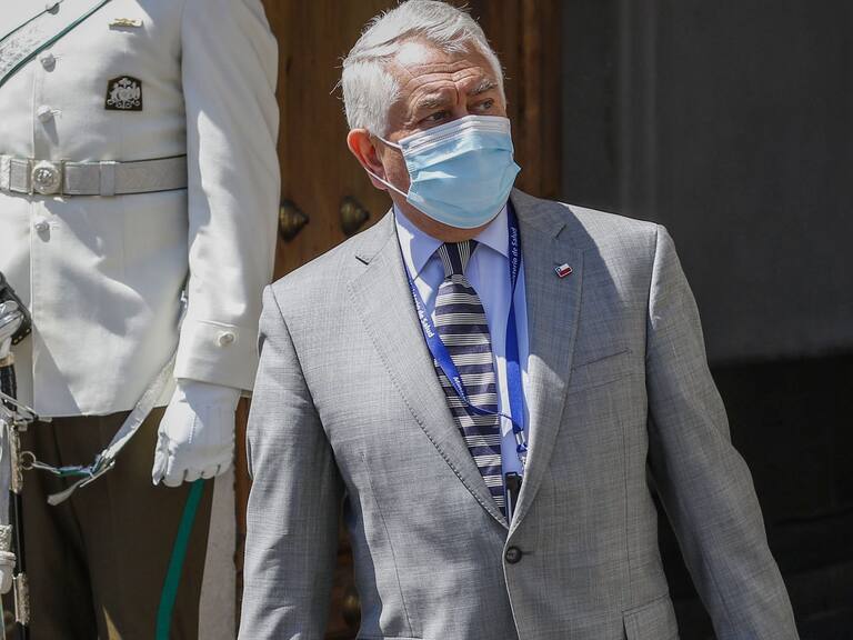 Ministro Paris aseguró que correos electrónicos serán entregados este lunes a la fiscalía