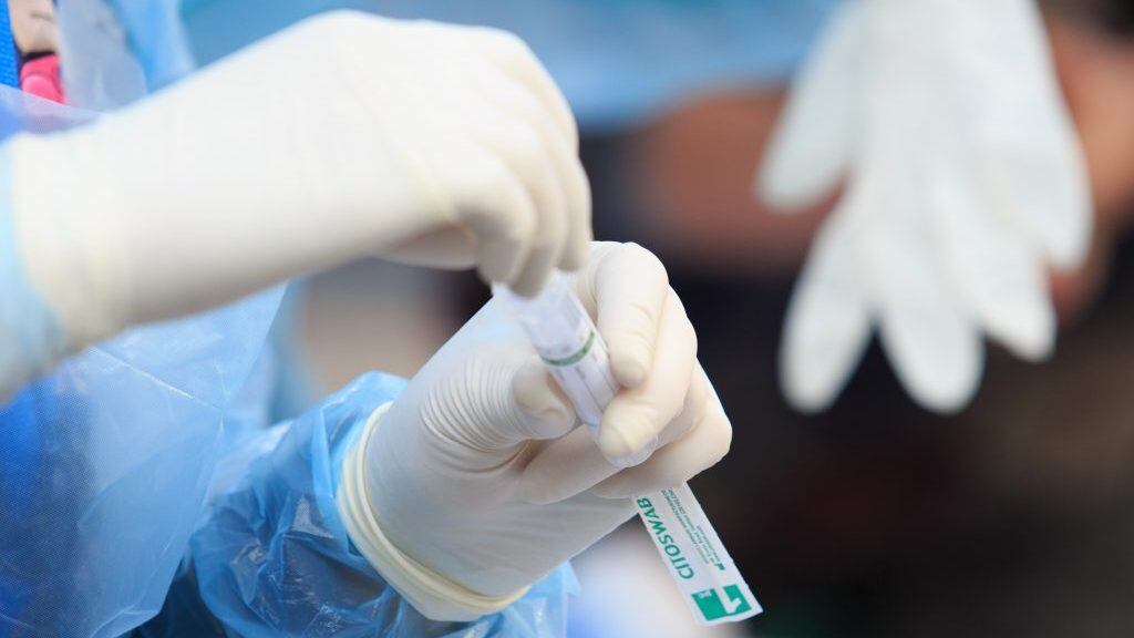 5 de Junio 2021 / SANTIAGO Operativo exámenes PCR para la detección del Virus Covid-19 y trazabilidad, realizado por Centro de Salud Familiar (Cesfam) de la comuna de Santiago a la salida del Supermercado Tottus de Nataniel Cox FOTOS: DIEGO MARTIN / AGENCIAUNO
