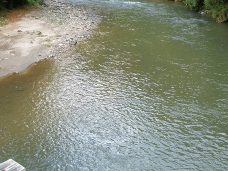 Niño muere tras lanzarse al Río Ramadillas y herirse con una rama