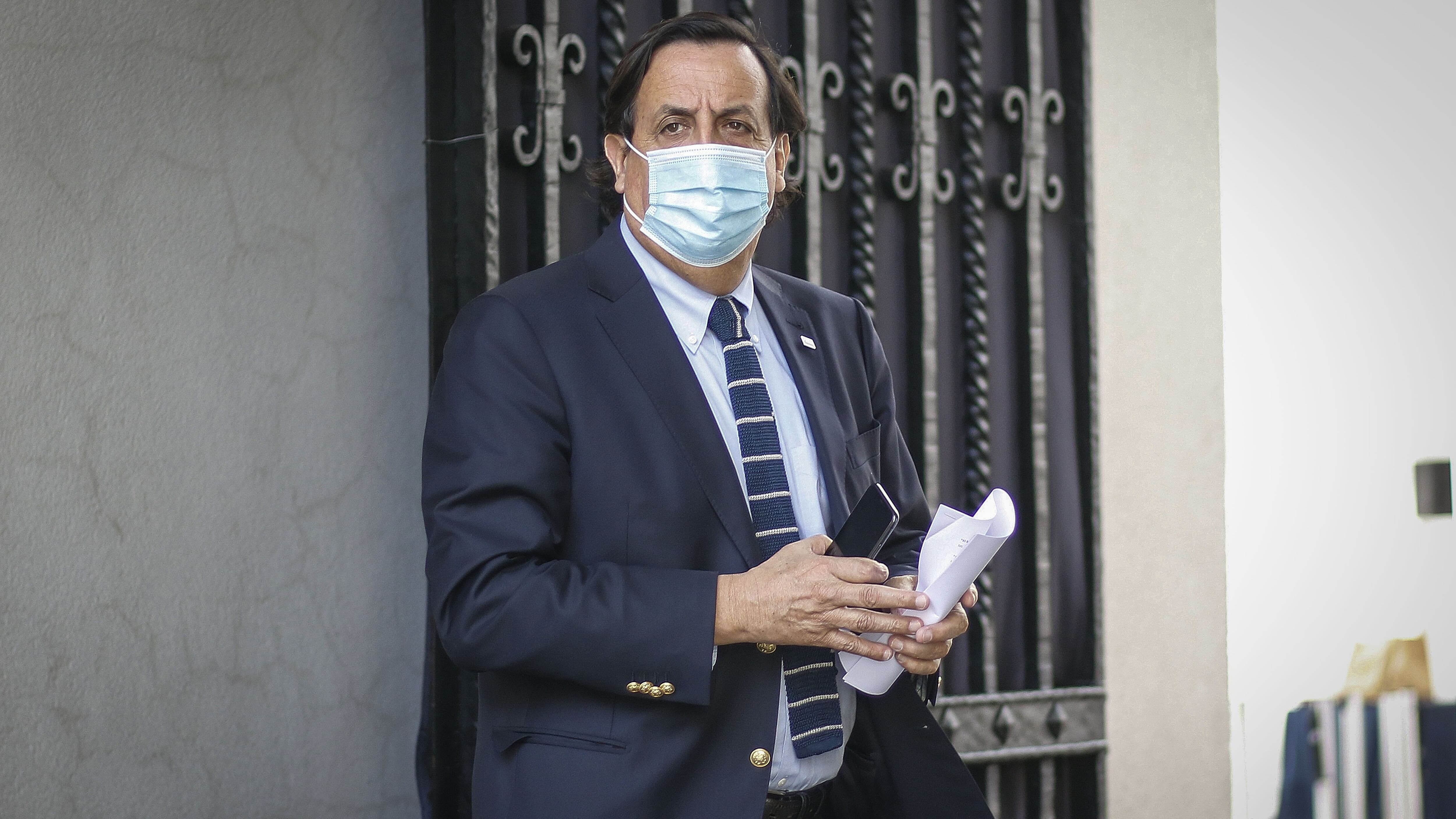 10 de septiembre del 2020/SANTIAGOEl ministro del Interior, VÌctor PÈrez, se retira del Palacio de la Moneda, para ir a una actividad en la comuna de San Miguel.
FOTO: SEBASTIAN BELTRAN GAETE/AGENCIAUNO