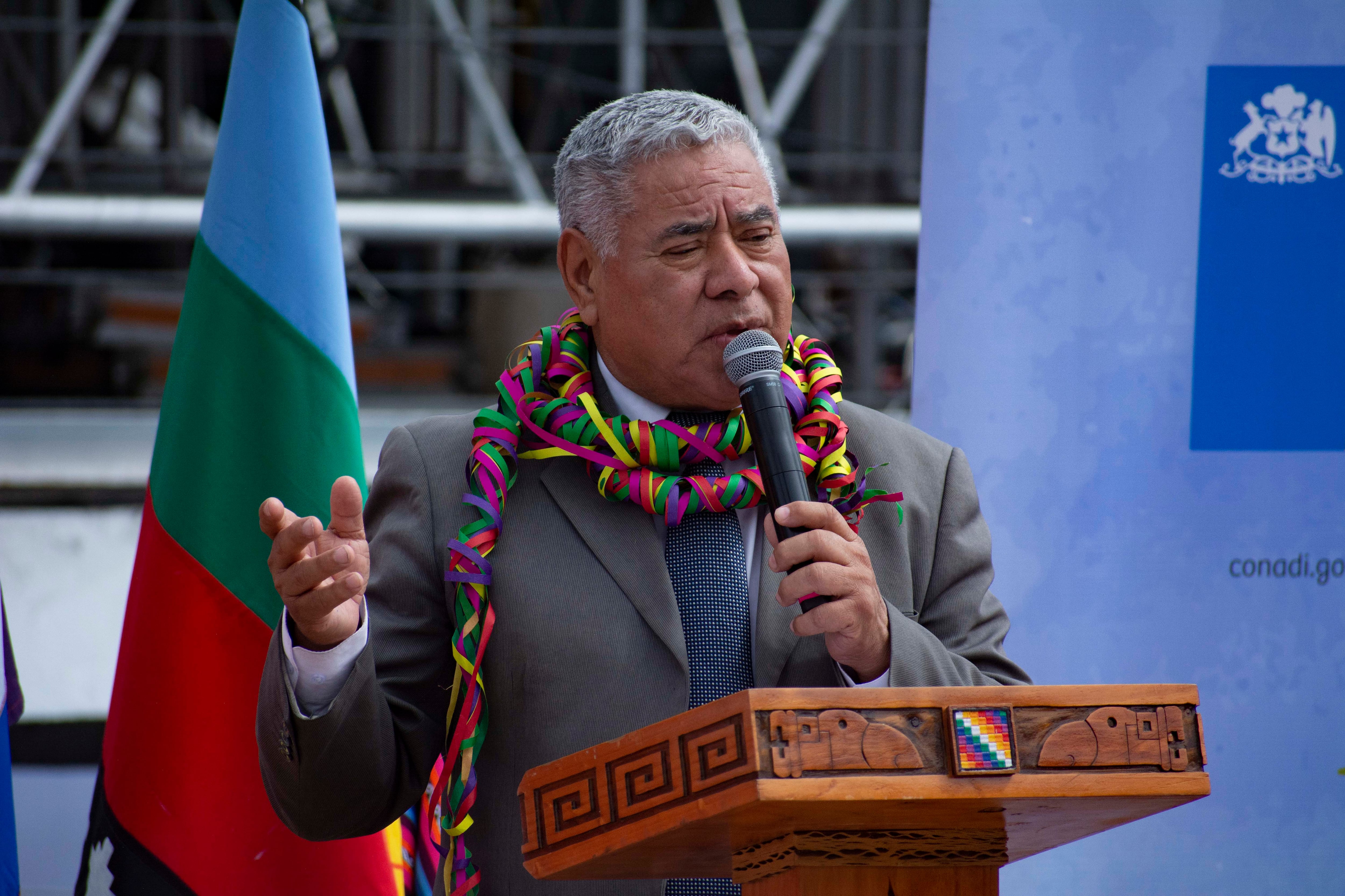 “Cualquier padre ayudaría a sus hijos”:  alcalde de Arica responde tras hacer campaña por su hija candidata a senadora fuera del plazo legal