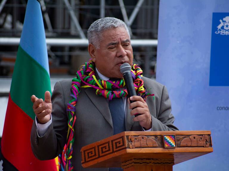 “Cualquier padre ayudaría a sus hijos”: alcalde de Arica responde tras hacer campaña por su hija candidata a senadora fuera del plazo legal