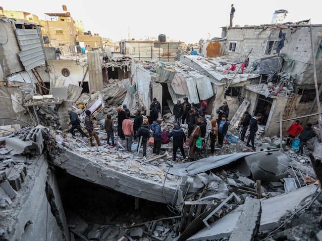 Los palestinos revisan los escombros de un edificio tras los bombardeos de Israel en la zona de Rafah en la Franja de Gaza, en el territorio de Palestina.