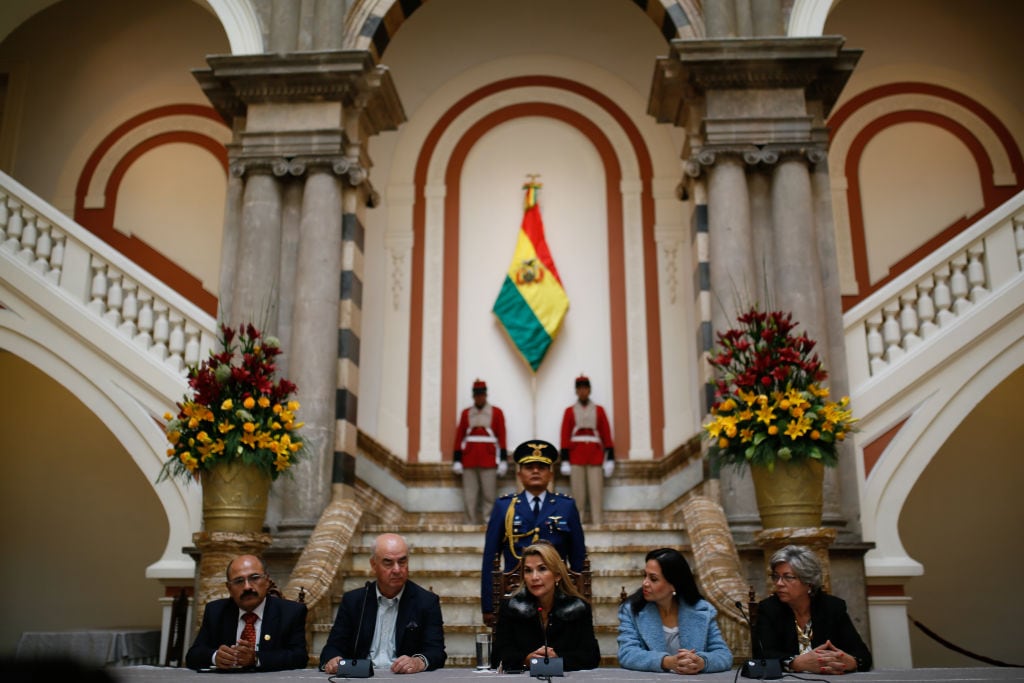 Áñez en el palacio presidencial acompañada de sus asesores