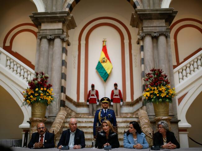 Áñez en el palacio presidencial acompañada de sus asesores