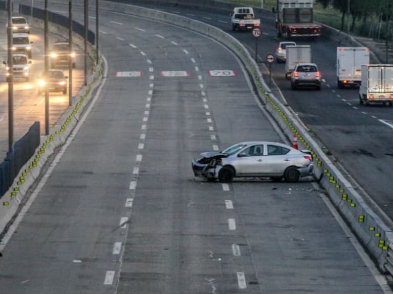 Accidente en Lo Valledor deja a dos mujeres en riesgo vital: cruzaron por paso no habilitado