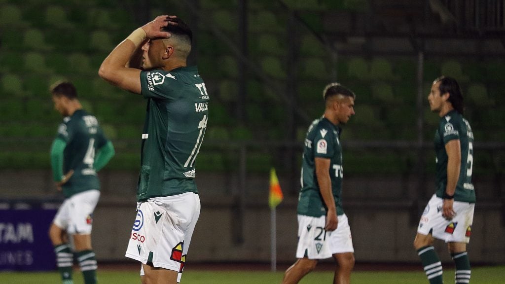08 DE MAYO DE 2021/VALPARAISOJugadores de Santiago Wanderers en lamento tras la derrota, durante el partido valido por la fecha 7 del Campeonato Nacional AFP PlanVital 2021, entre Santiago Wanderers y Deportes Melipilla, disputado en el Estadio Bicentenario Elias Figueroa Brander de Valparaiso.
FOTO: LEONARDO RUBILAR CHANDIA/AGENCIAUNO