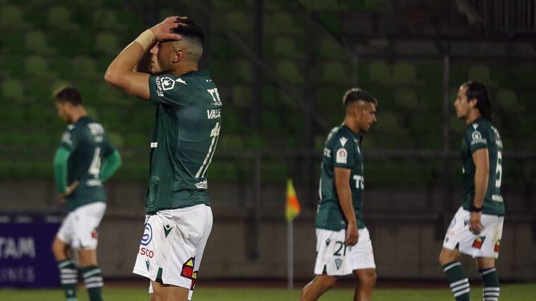 08 DE MAYO DE 2021/VALPARAISOJugadores de Santiago Wanderers en lamento tras la derrota, durante el partido valido por la fecha 7 del Campeonato Nacional AFP PlanVital 2021, entre Santiago Wanderers y Deportes Melipilla, disputado en el Estadio Bicentenario Elias Figueroa Brander de Valparaiso.
FOTO: LEONARDO RUBILAR CHANDIA/AGENCIAUNO