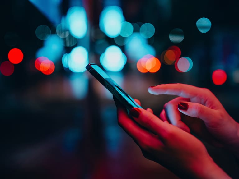 Más allá de los likes: La inteligencia artificial toma el control de la influencia digital en 2026