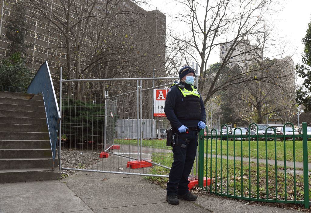 Un policía custodia que se cumpla la cuarentena en Melbourne