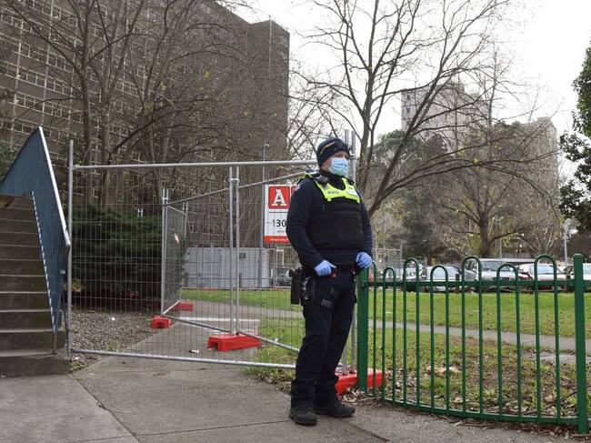 Un policía custodia que se cumpla la cuarentena en Melbourne