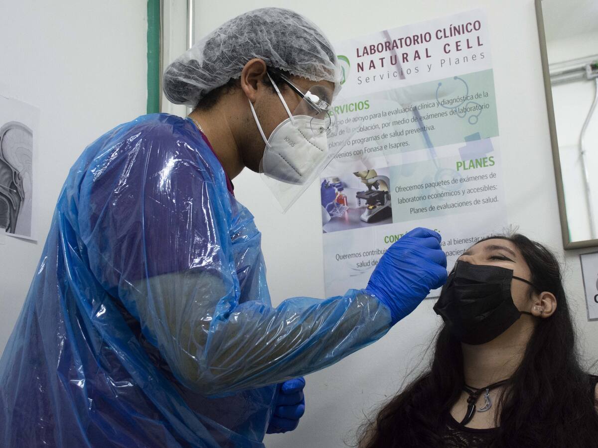 Covid-19: Minsal llamó solo a personas con síntomas a tomarse PCR en Cesfam