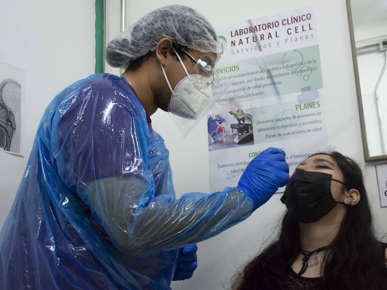 18 DE ENERO DE 2021 / ARICA Personas recurren a hacerse PCR por la alza de casos en Arica.
FOTO: SALVADOR PEDRINI /AGENCIAUNO