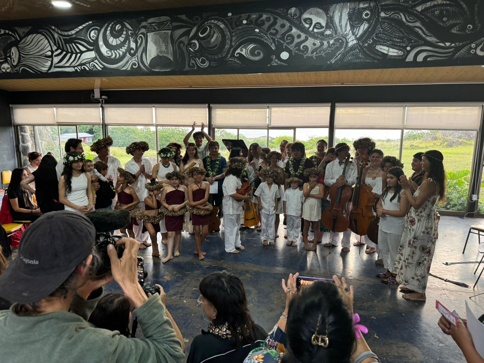 Estudiantes Escuela Toki de Rapa Nui junto a Los Bunkers