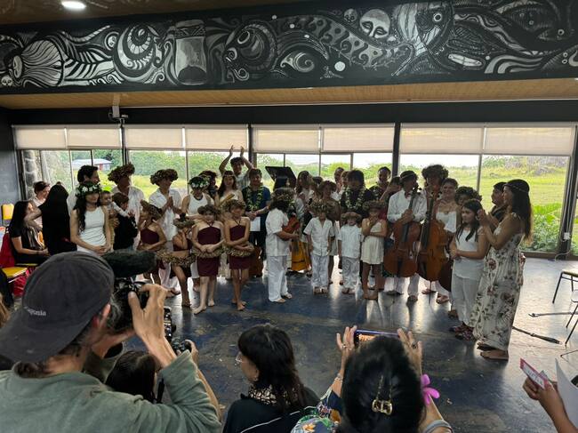 Estudiantes Escuela Toki de Rapa Nui junto a Los Bunkers