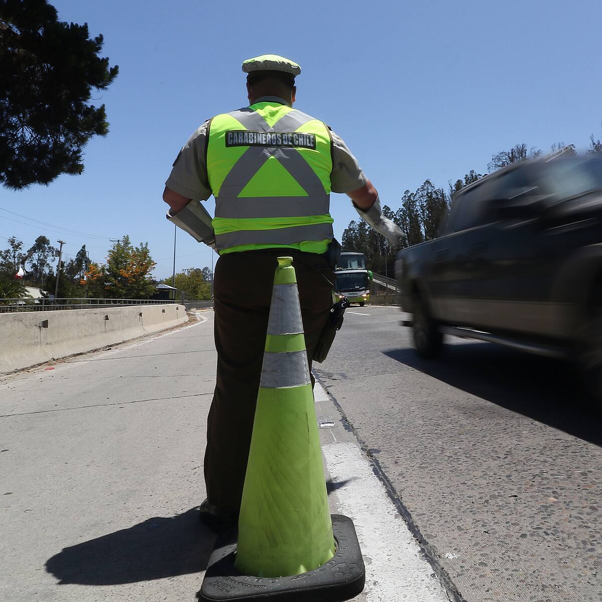 Santiago centro: habilitan tránsito en avenida San Diego tras retiro de cables caídos