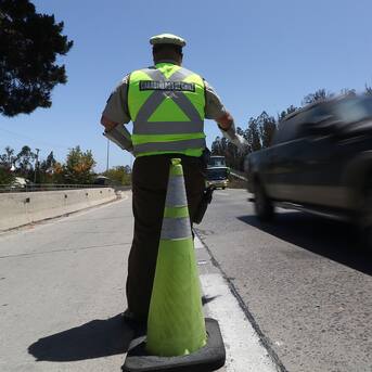 Los Ángeles: choque entre un automóvil y un furgón deja una persona fallecida y cuatro lesionadas