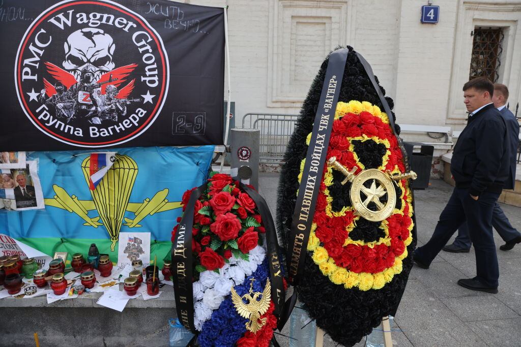 Personas caminan en Moscú cerca del homenaje a exlíder del Grupo Wagner