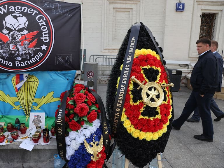 Personas caminan en Moscú cerca del homenaje a exlíder del Grupo Wagner